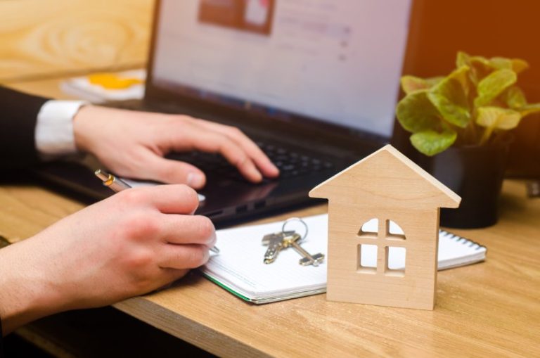 Comment se reconvertir dans l’immobilier sans passer par une agence traditionnelle ?